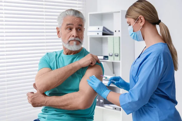 Orvos Hepatitis Vakcinát Betegnek Klinikán — Stock Fotó