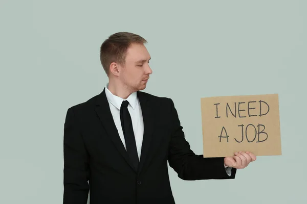 Nezaměstnaný Muž Drží Znamení Frází Potřebuji Práci Světle Šedém Pozadí — Stock fotografie