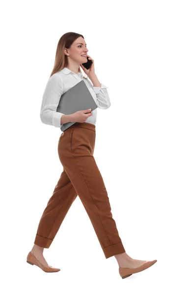 白い背景に電話で話してノートパソコンを持つ美しいビジネス女性 — ストック写真