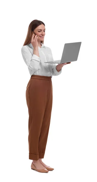 Vacker Affärskvinna Med Bärbar Dator Talar Telefon Mot Vit Bakgrund — Stockfoto