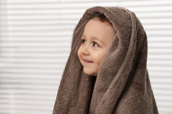Schattig Jongetje Verpakt Met Handdoek Het Wassen Van Haar Badkamer — Stockfoto