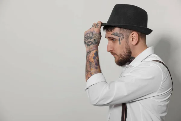 Homem Hipster Bonito Usando Chapéu Fundo Cinza Claro Espaço Para — Fotografia de Stock