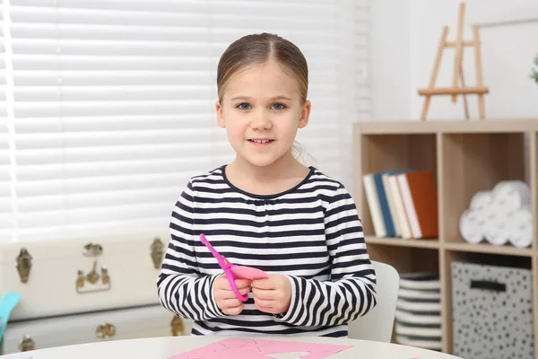 Милая Маленькая Девочка Ножницами Розовой Бумагой Столом Комнате Домашнее Рабочее — стоковое фото