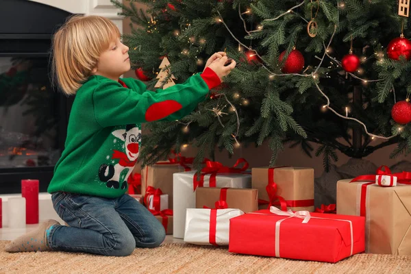 Kisgyermek Díszítő Karácsonyfa Otthon — Stock Fotó