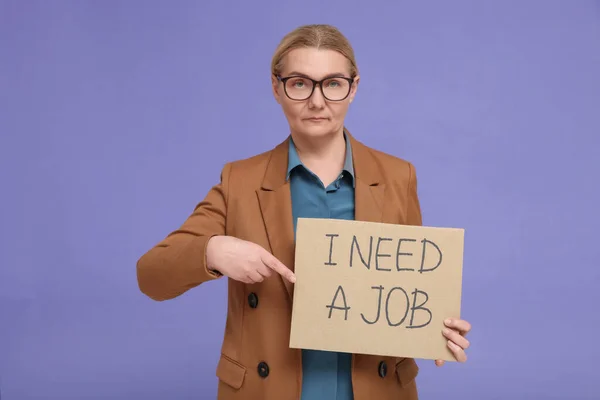 Безробітна Старша Жінка Вказує Картонний Знак Фразою Мені Потрібна Робота — стокове фото
