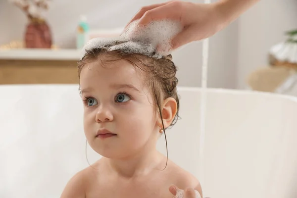 Mother Washing Her Little Daughter Hair Shampoo Bathroom Closeup — Stock Photo, Image