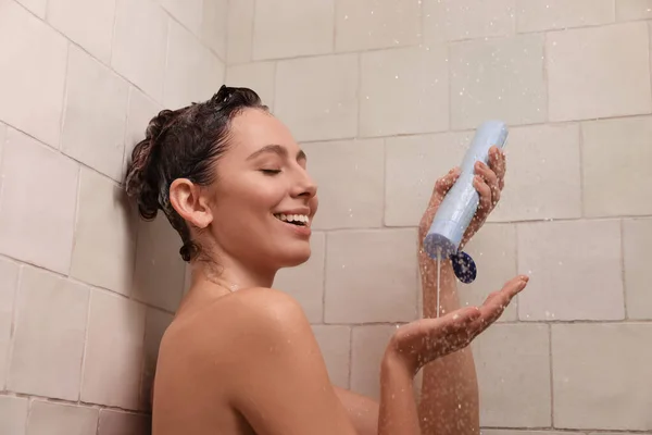 Mulher Feliz Derramando Xampu Chuveiro Casa Lavar Cabelo — Fotografia de Stock