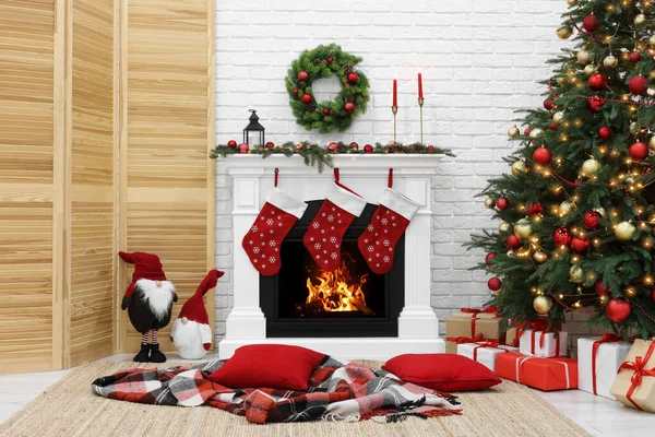 Acogedora Habitación Con Árbol Chimenea Decorada Para Navidad Diseño Interiores — Foto de Stock