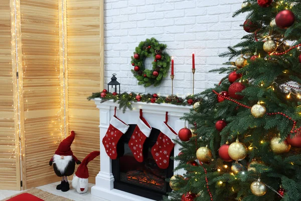 Útulný Pokoj Stromem Krbem Zdobené Vánoce Návrh Interiéru — Stock fotografie
