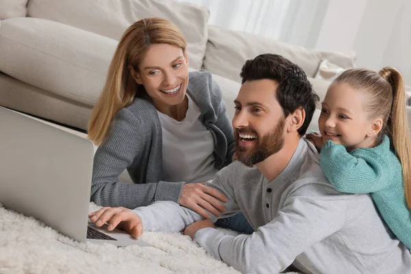 Glad Familj Med Laptop Golvet Hemma — Stockfoto