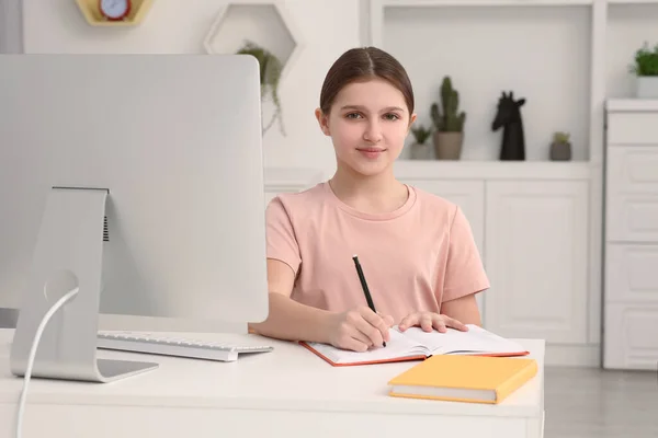 Cute Girl Pisanie Notatniku Podczas Korzystania Komputera Biurku Pokoju Miejsce — Zdjęcie stockowe