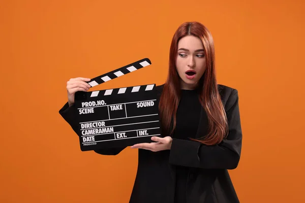 Attrice Scioccata Con Clapperboard Sfondo Arancione Industria Cinematografica — Foto Stock