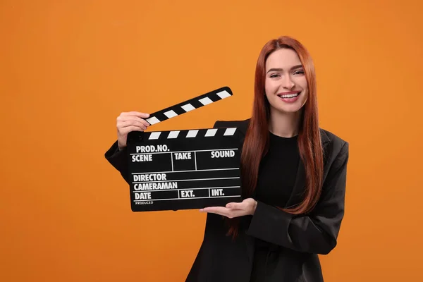 Attrice Felice Con Clapperboard Sfondo Arancione Industria Cinematografica — Foto Stock