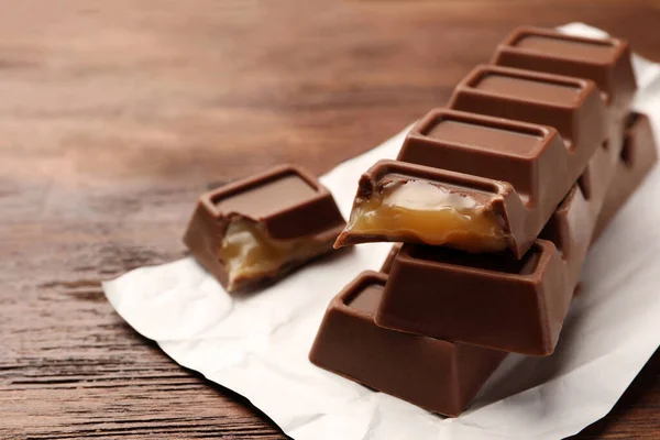 Smaklig Chokladkaka Träbord Närbild Plats För Text — Stockfoto