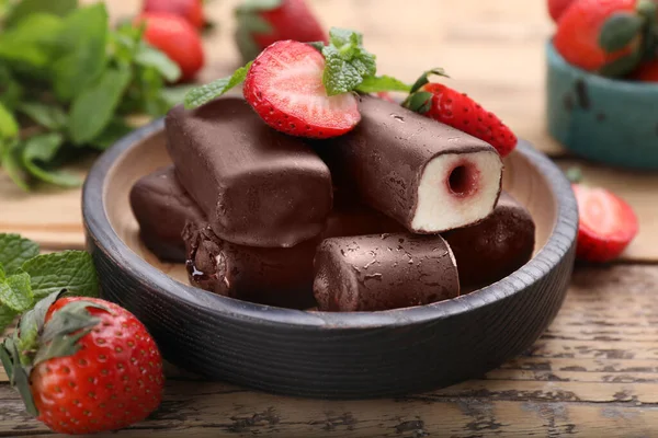 Köstliche Glasierte Quark Snacks Mit Frischen Erdbeeren Und Minze Auf — Stockfoto