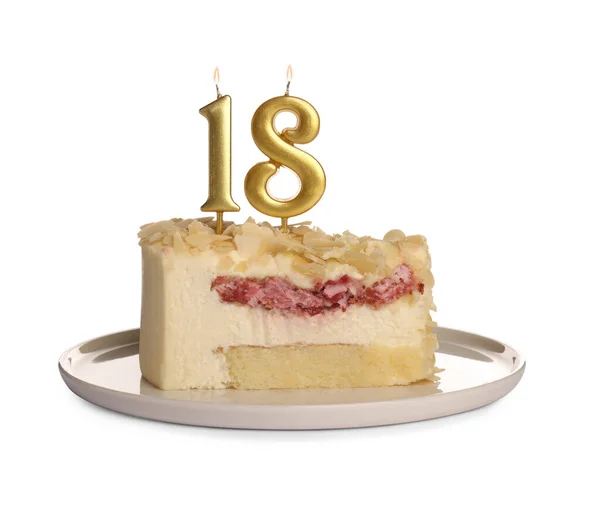 年齢層のパーティー 18歳の誕生日 白い背景を背景にテーブルの上に数形のろうそくとおいしいケーキ — ストック写真