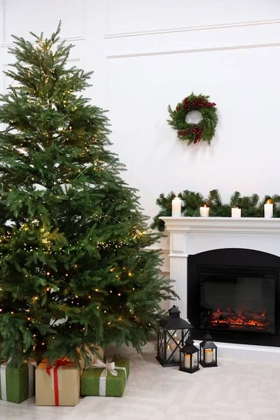 Bela Sala Estar Interior Com Árvore Natal Decorada — Fotografia de Stock