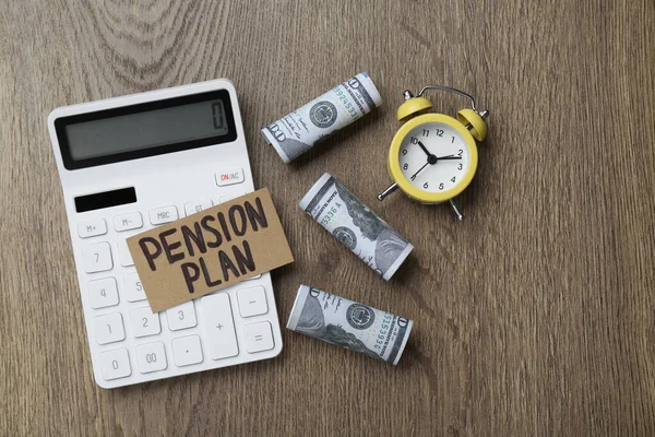 Kort Med Ord Pensionsplan Sedlar Räknare Och Väckarklocka Träbord Platt — Stockfoto