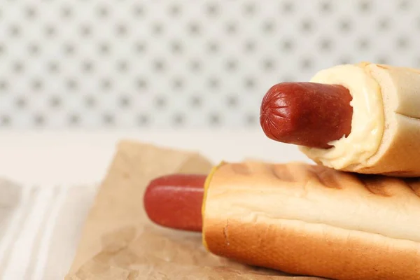 Lekkere Franse Hotdogs Met Verschillende Sauzen Wazige Achtergrond Close Ruimte — Stockfoto