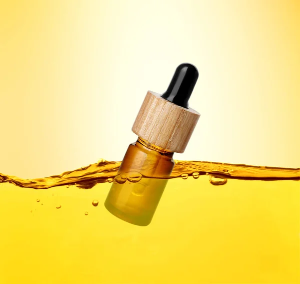 Eine Flasche Kosmetikprodukt Schwimmt Ätherischem Vor Dem Hintergrund Des Goldgradienten — Stockfoto