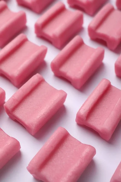 白色背景 特写镜头下 口感粉红的口香糖 — 图库照片