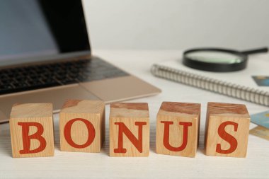 Ofis masasında harfler olan tahta küplerden yapılmış kelime bonusu.