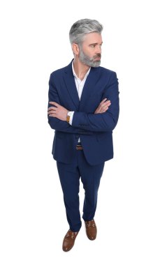 Beyaz arka planda şık giyinen olgun iş adamı.