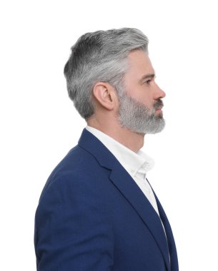 Beyaz arka planda şık giyinen olgun iş adamı.