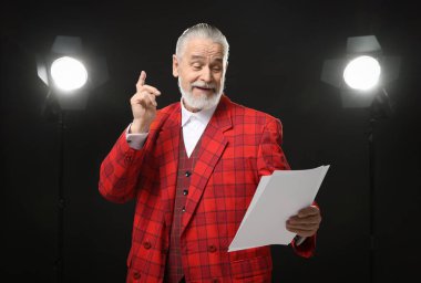 Senaryosu olan kıdemli aktör sahnede oynuyor.