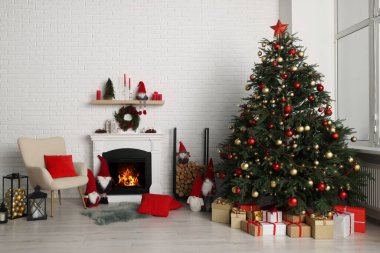 Ağaçlı ve şömineli güzel Noel temalı fotoğraf bölgesi.