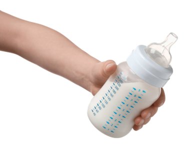 Beyaz arka planda bebek mamasıyla beslenme şişesini tutan kadın, yakın plan.