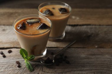 Sütlü, fasulyeli ve nane aromalı bir bardak lezzetli buzlu kahve.