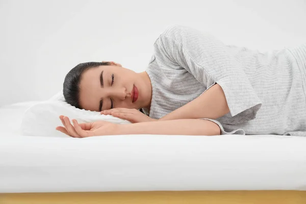 Mulher Dormindo Almofada Espuma Memória Dentro Casa — Fotografia de Stock