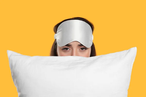 Müde Junge Frau Mit Schlafmaske Und Kopfkissen Auf Gelbem Hintergrund — Stockfoto