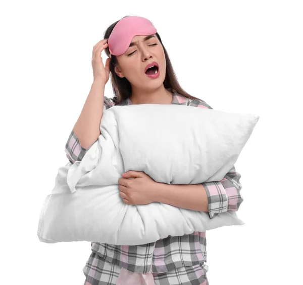白い背景に睡眠マスクと枕のあくびをしている疲れた若い女性 不眠症の問題 — ストック写真