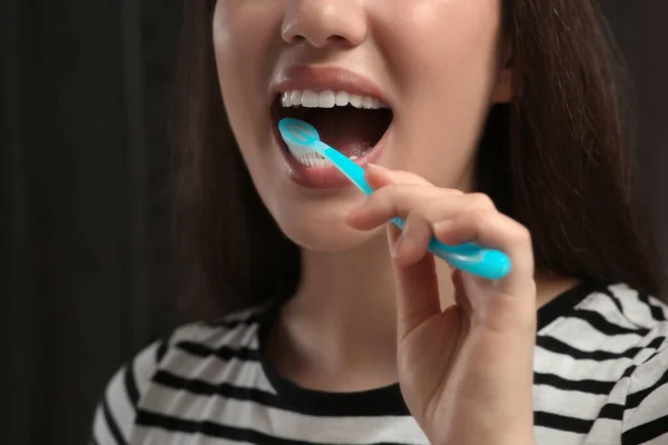 Wanita Menggosok Giginya Dengan Sikat Gigi Plastik Kamar Mandi Menutup — Stok Foto