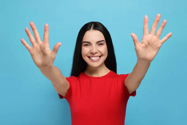 Ευτυχισμένη Γυναίκα Δίνει Κόλλα Πέντε Και Δύο Χέρια Στο Γαλάζιο — Φωτογραφία Αρχείου