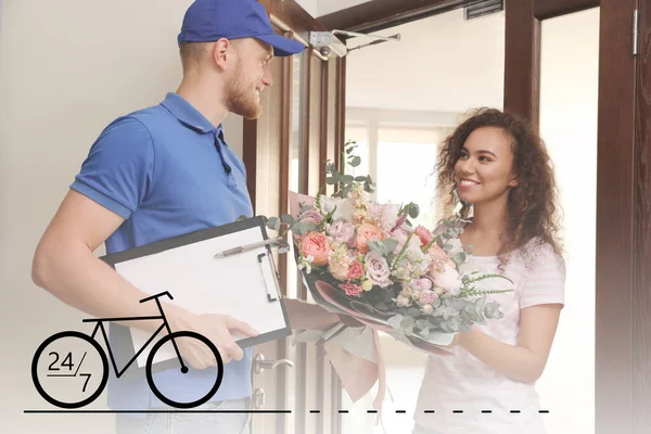 Круглосуточное Обслуживание Женщина Получает Букет Цветов Курьера Двери Иллюстрация Велосипеда — стоковое фото