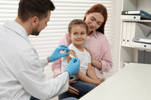 Детская Вакцинация Против Гепатита Мать Дочерью Клинике Доктор Наклеивает Медицинскую — стоковое фото