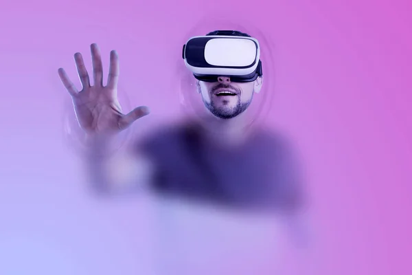 Metawerna Człowiek Przechodzący Przez Granicę Płynu Cybernetycznego Podczas Symulacji Doświadczenia — Zdjęcie stockowe