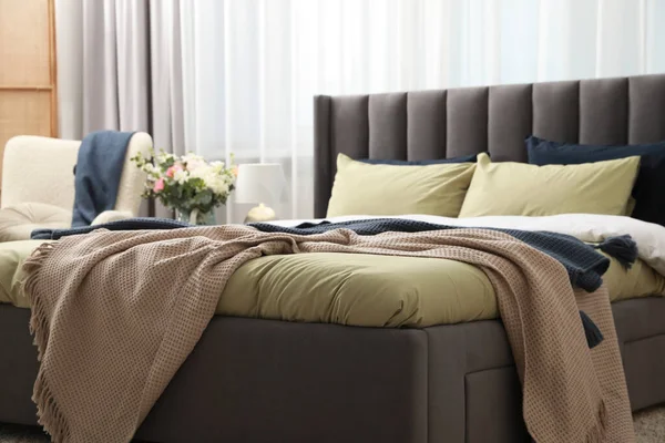 クッション付きの快適なベッドとお部屋での寝具 スタイリッシュなインテリア — ストック写真