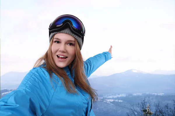 Mulher Sorridente Com Óculos Esqui Tomando Selfie Montanhas Nevadas — Fotografia de Stock