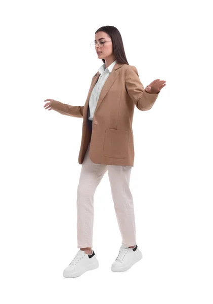 Piękna Bizneswoman Okularami Chodząca Białym Tle — Zdjęcie stockowe