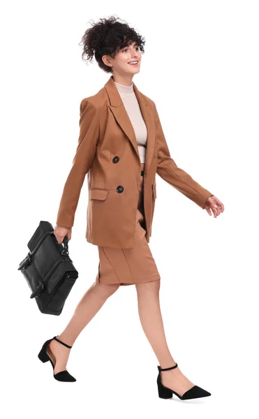 白い背景を歩くブリーフケースとスーツの美しいビジネス女性 — ストック写真