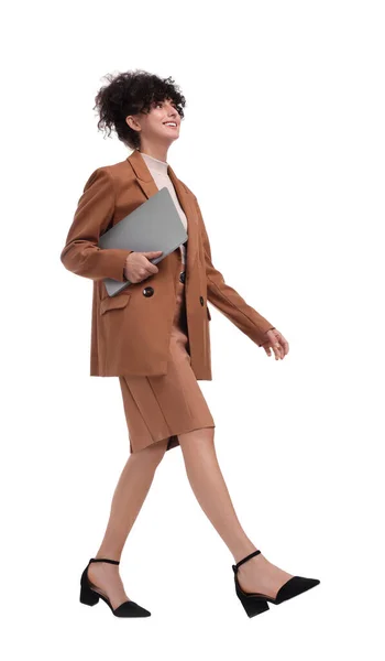 白い背景にノートパソコンを歩く美しい幸せなビジネス女性 — ストック写真