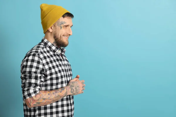 Usmívající Hipster Muž Světle Modrém Pozadí Mezera Pro Text — Stock fotografie