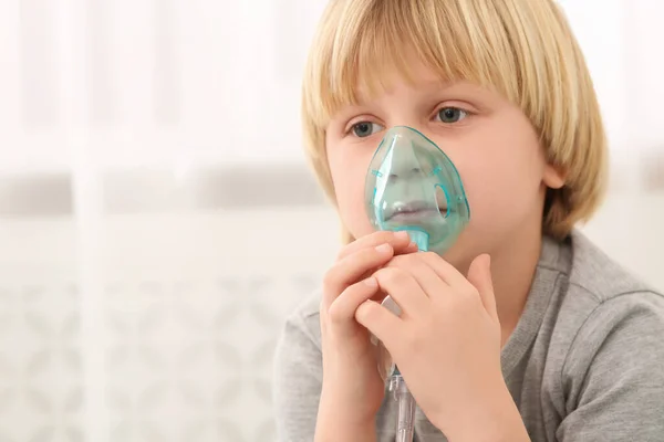 Menino Doente Usando Nebulizador Para Inalação Dentro Casa — Fotografia de Stock