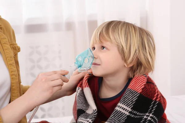 Mãe Ajudando Seu Filho Doente Com Inalação Nebulizador Casa — Fotografia de Stock