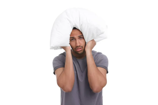 Κουρασμένος Άνθρωπος Καλύπτει Αυτιά Μαξιλάρι Λευκό Φόντο Πρόβλημα Αϋπνίας — Φωτογραφία Αρχείου