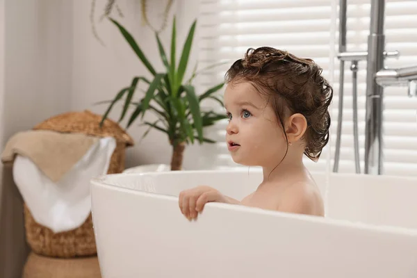 Aranyos Kislány Mosás Haj Samponnal Fürdőszobában — Stock Fotó